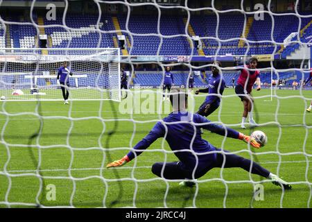 Fulham, London, Großbritannien. 23. August 2022. Die ersten Mannschaftsspieler des Chelsea Football Club trainieren auf ihrem Heimgelände, der Stamford Bridge, vor den Fans bei einem Training am Tag der offenen Tür. Kredit: Motofoto/Alamy Live Nachrichten Stockfoto