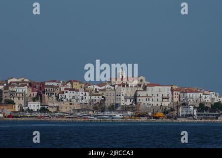 Der Hafen von Termoli, wo Fischerboote anlegen, liegt an der Adria in Molise - Italien Stockfoto