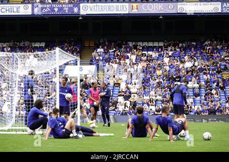 Fulham, London, Großbritannien. 23. August 2022. Die ersten Mannschaftsspieler des Chelsea Football Club trainieren auf ihrem Heimgelände, der Stamford Bridge, vor den Fans bei einem Training am Tag der offenen Tür. Kredit: Motofoto/Alamy Live Nachrichten Stockfoto