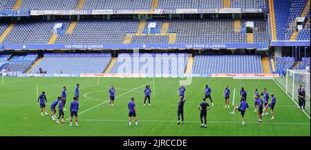 Fulham, London, Großbritannien. 23. August 2022. Die ersten Mannschaftsspieler des Chelsea Football Club trainieren auf ihrem Heimgelände, der Stamford Bridge, vor Fans bei einem „Open Day Training“. Kredit: Motofoto/Alamy Live Nachrichten Stockfoto