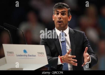 Rishi Sunak spricht während einer Hustings-Veranstaltung beim NEC in Birmingham als Teil seiner Kampagne, Vorsitzender der Konservativen Partei und nächster Premierminister zu werden. Bilddatum: Dienstag, 23. August 2022. Stockfoto