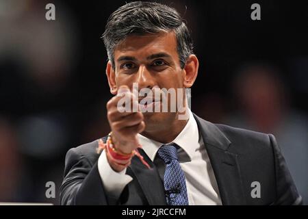 Rishi Sunak spricht während einer Hustings-Veranstaltung beim NEC in Birmingham als Teil seiner Kampagne, Vorsitzender der Konservativen Partei und nächster Premierminister zu werden. Bilddatum: Dienstag, 23. August 2022. Stockfoto