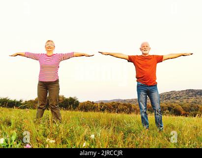 Outdoor Senior Fitness Frau Mann Lifestyle aktiv Sport Bewegung gesund fit Ruhestand Stretching Ältere Paare Stockfoto