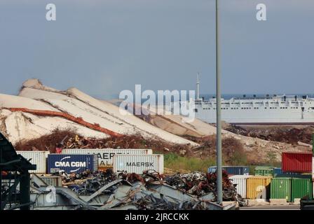 Der nördliche Abschnitt der Hafenkornsilos, der unmittelbar nach seinem Sturz in Beirut, Libanon, am 23 2022. August zu sehen war. Die Silos, die bei der massiven Explosion vom 4 2022. August beschädigt wurden, sind im vergangenen Monat bei verschiedenen Gelegenheiten teilweise zusammengebrochen; ein Teil stürzte am 31. Juli und ein anderer am 4. August, am zweiten Jahrestag der Explosion, ein. Offenbar löste der in den Silos enthaltene fermentierte Mais, der durch heißes Wetter gefördert wurde, ein selbstentzündendes Feuer aus, das sie langsam von innen zerstörte. (Foto von Elisa Gestri/Sipa USA) Stockfoto