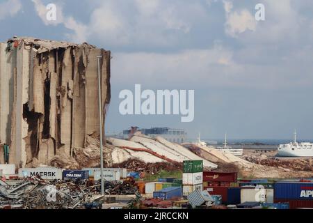 Der nördliche Abschnitt der Hafenkornsilos, der unmittelbar nach seinem Sturz in Beirut, Libanon, am 23 2022. August zu sehen war. Die Silos, die bei der massiven Explosion vom 4 2022. August beschädigt wurden, sind im vergangenen Monat bei verschiedenen Gelegenheiten teilweise zusammengebrochen; ein Teil stürzte am 31. Juli und ein anderer am 4. August, am zweiten Jahrestag der Explosion, ein. Offenbar löste der in den Silos enthaltene fermentierte Mais, der durch heißes Wetter gefördert wurde, ein selbstentzündendes Feuer aus, das sie langsam von innen zerstörte. (Foto von Elisa Gestri/Sipa USA) Stockfoto