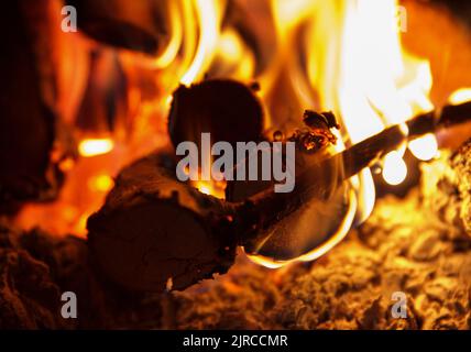 Feuer der hohen Temperatur aus Brennholz und trockenen Ästen brennt im Kamin,  entspannen Stockfotografie - Alamy