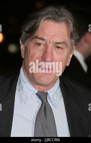 Robert De Niro nimmt am 6. November 2005 an der Eröffnungsnacht der „Jersey Boys“ im August Wilson Theater in New York City Teil. Foto: Henry McGee/MediaPunch Stockfoto