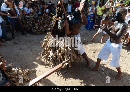 Santo Amaro, Bahia, Brasilien - 24. Juli 2022: Mitglieder des Kulturevents Nego Fugido kämpfen gegen Jäger, um die Sklaverei in Acupe, Santo Amaro, Bahi zu beenden Stockfoto