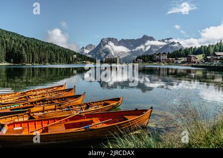 See Misurina,Lago di Misurina ist Perle der Dolomiten.Bergsee in Italien mit Holzbooten,Region Venetien,Sorapis Berggruppe.perfekt Stockfoto