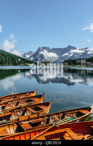 See Misurina,Lago di Misurina ist Perle der Dolomiten.Bergsee in Italien mit Holzbooten,Region Venetien,Sorapis Berggruppe.perfekt Stockfoto