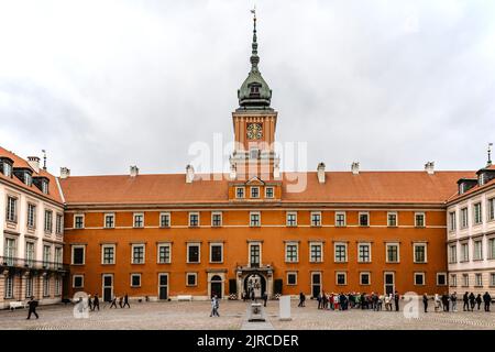 Warschau, Polen-September 18,2021.Hof des königlichen Schlosses mit Sigismund Turm in Schlossplatz gelegen, Eingang zur Altstadt, Fassade aus Ziegelsteinen gebaut. Stockfoto