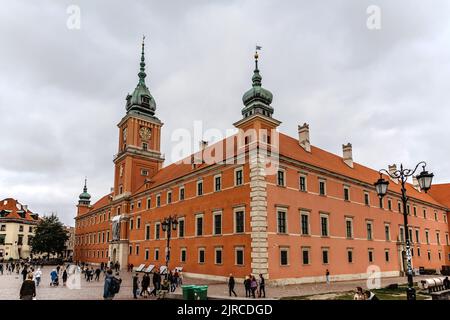 Warschau, Polen-September 18,2021.das königliche Schloss mit Sigismund Turm befindet sich auf dem Schlossplatz, Eingang zur Altstadt, Fassade aus Ziegelsteinen gebaut.Polnisch Stockfoto