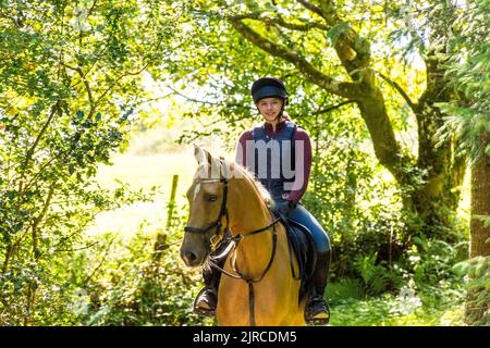 Junge Frau auf ihrem Pferd, County Donegal, Irland Stockfoto