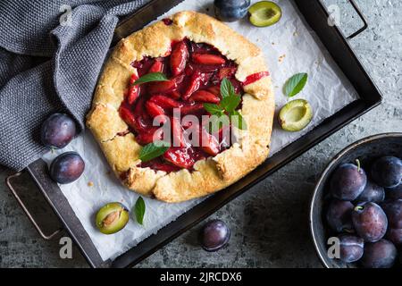 Traditionelle saftige französische Galette-Torte, gefüllt mit Pflaumen Stockfoto