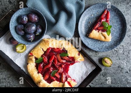 Traditionelle saftige französische Galette-Torte, gefüllt mit Pflaumen Stockfoto