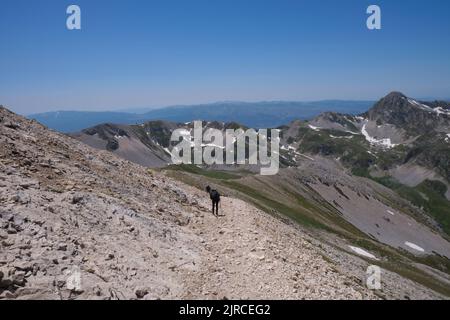 Bergsteiger in der bergigen Anlage des gran sasso d'italia abruzzen Stockfoto