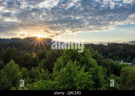 Der Sonnenuntergang über Banska Bystrica Stadt von hinten Grün Stockfoto