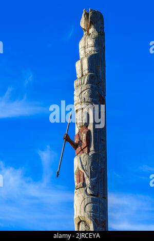 Totempfähle in den Namgis-Grabstätten in der Alert Bay auf Cormorant Island Stockfoto