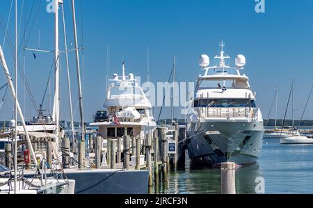 Detailbild von Yachten in der Marina am Wasser in Sag Harbour Stockfoto