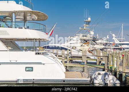 Bild von Yachten in Slips auf Long Wharf Stockfoto
