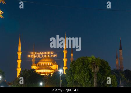 Die Blaue Moschee oder Sultanahmet camii in Istanbul. Mohammad, der Gesandte Allahs, Text zwischen den Minaretten. Islamisch oder ramadan oder kandil oder kadir gec Stockfoto