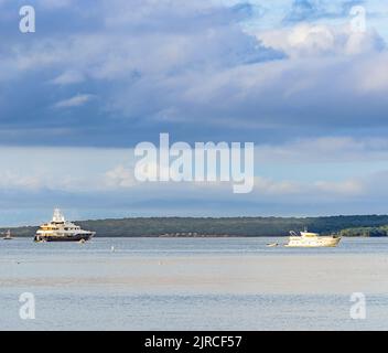 Zwei Motoryachten vor Anker in Sag Harbour Bay Stockfoto