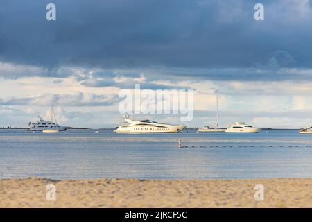 Yachten vor Haven's Beach, Sag Harbor, NY Stockfoto