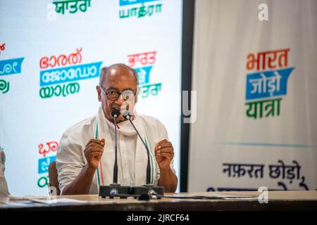 Neu-Delhi, Indien. 23. August 2022. Digvijaya Singh, Senior Congress Leader, spricht während einer Pressekonferenz über den Bharat Jodo Yatra im Büro des All India Congress Committee in Neu Delhi. Die Bharat Jodo-Kampagne beginnt am 7. September von Kanyakumari in Tamil Nadu und endet in Srinagar in Jammu und Kaschmir. Die 3.570 km lange Reise umfasst 12 Staaten und zwei Unionsgebiete. Kredit: SOPA Images Limited/Alamy Live Nachrichten Stockfoto