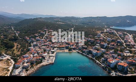 Blick aus der Luft auf den Strand von Skala Marion auf der Insel Thassos, Griechenland Stockfoto