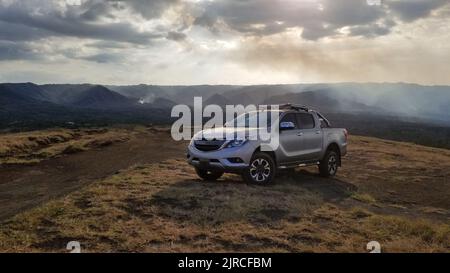 Abenteuer im Offroad-Car-Stil. Reisen Sie im Vulkan Nationalpark Nicaragua Stockfoto