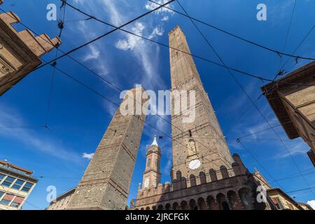 Bologna, Italien - 21. August 2022: Tageslicht-Stadtbild von Bologna mit den zwei Türmen sind keine Menschen zu sehen. Stockfoto