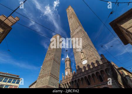 Bologna, Italien - 21. August 2022: Tageslicht-Stadtbild von Bologna mit den zwei Türmen sind keine Menschen zu sehen. Stockfoto