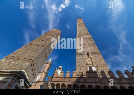 Bologna, Italien - 21. August 2022: Tageslicht-Stadtbild von Bologna mit den zwei Türmen sind keine Menschen zu sehen. Stockfoto
