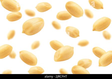 Fallende Erdnuss isoliert auf weißem Hintergrund, selektiver Fokus Stockfoto