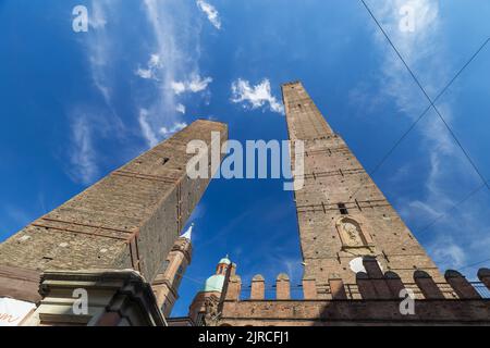 Bologna, Italien - 21. August 2022: Tageslicht-Stadtbild von Bologna mit den zwei Türmen sind keine Menschen zu sehen. Stockfoto
