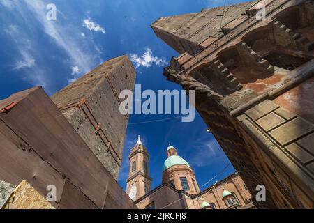Bologna, Italien - 21. August 2022: Tageslicht-Stadtbild von Bologna mit den zwei Türmen sind keine Menschen zu sehen. Stockfoto