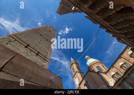 Bologna, Italien - 21. August 2022: Tageslicht-Stadtbild von Bologna mit den zwei Türmen sind keine Menschen zu sehen. Stockfoto