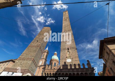 Bologna, Italien - 21. August 2022: Tageslicht-Stadtbild von Bologna mit den zwei Türmen sind keine Menschen zu sehen. Stockfoto