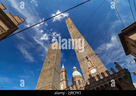 Bologna, Italien - 21. August 2022: Tageslicht-Stadtbild von Bologna mit den zwei Türmen sind keine Menschen zu sehen. Stockfoto