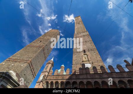 Bologna, Italien - 21. August 2022: Tageslicht-Stadtbild von Bologna mit den zwei Türmen sind keine Menschen zu sehen. Stockfoto