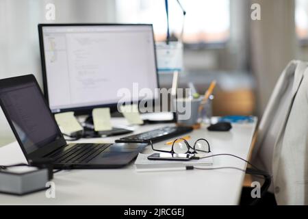Laptop-Computer und Gadgets auf dem Tisch im Büro Stockfoto