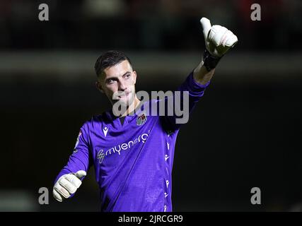 Der Stadttorwart von Grimsby Max Crocombe begrüßt die Fans nach dem zweiten Spiel des Carabao Cup im Blundell Park in Grimsby. Bilddatum: Dienstag, 23. August 2022. Stockfoto