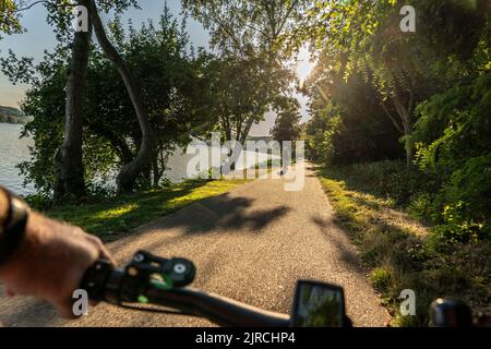 Radfahren auf dem Baldeney-See, rund 14 Kilometer Rundkurs rund um den Ruhr-Stausee, Sommerabend am Ostufer, Essen, NRW, Deutschland, Stockfoto