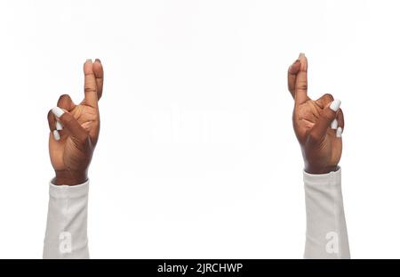 afroamerikanische Frau mit gekreuzten Daumen Stockfoto