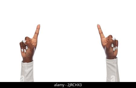 Finger einer afroamerikanischen Frau, die nach oben zeigt Stockfoto
