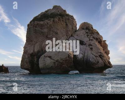 Große Felsen vor der Küste Zyperns 02 (1) Stockfoto