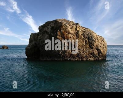 Große Felsen vor der Küste von Zypern Stockfoto