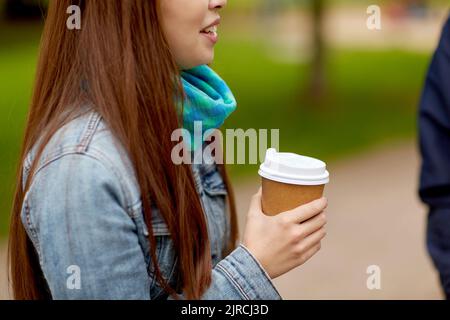 Nahaufnahme einer jungen Frau, die Kaffee zum Mitnehmen trinkt Stockfoto