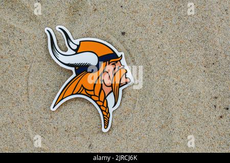 15. September 2021, Moskau, Russland. Das Emblem des Fußballvereins Minnesota Vikings auf dem Sand des Strandes. Stockfoto