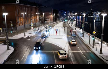 22. Januar 2022, Moskau, Russland. Autoverkehr auf dem Pretschistenskaja-Damm in Moskau an einem Winterabend. Stockfoto